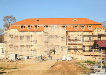 В Святске восстанавливают фасады дворца Воловичей, а у стен Старого замка пройдут масштабные раскопки. Владимир Кравцов и министр культуры Юрий Бондарь посетили знаковые объекты