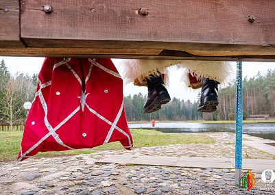 Безвизовые Дед Мороз и Снегурочка путешествуют по Гродненщине в поисках елки в Елке